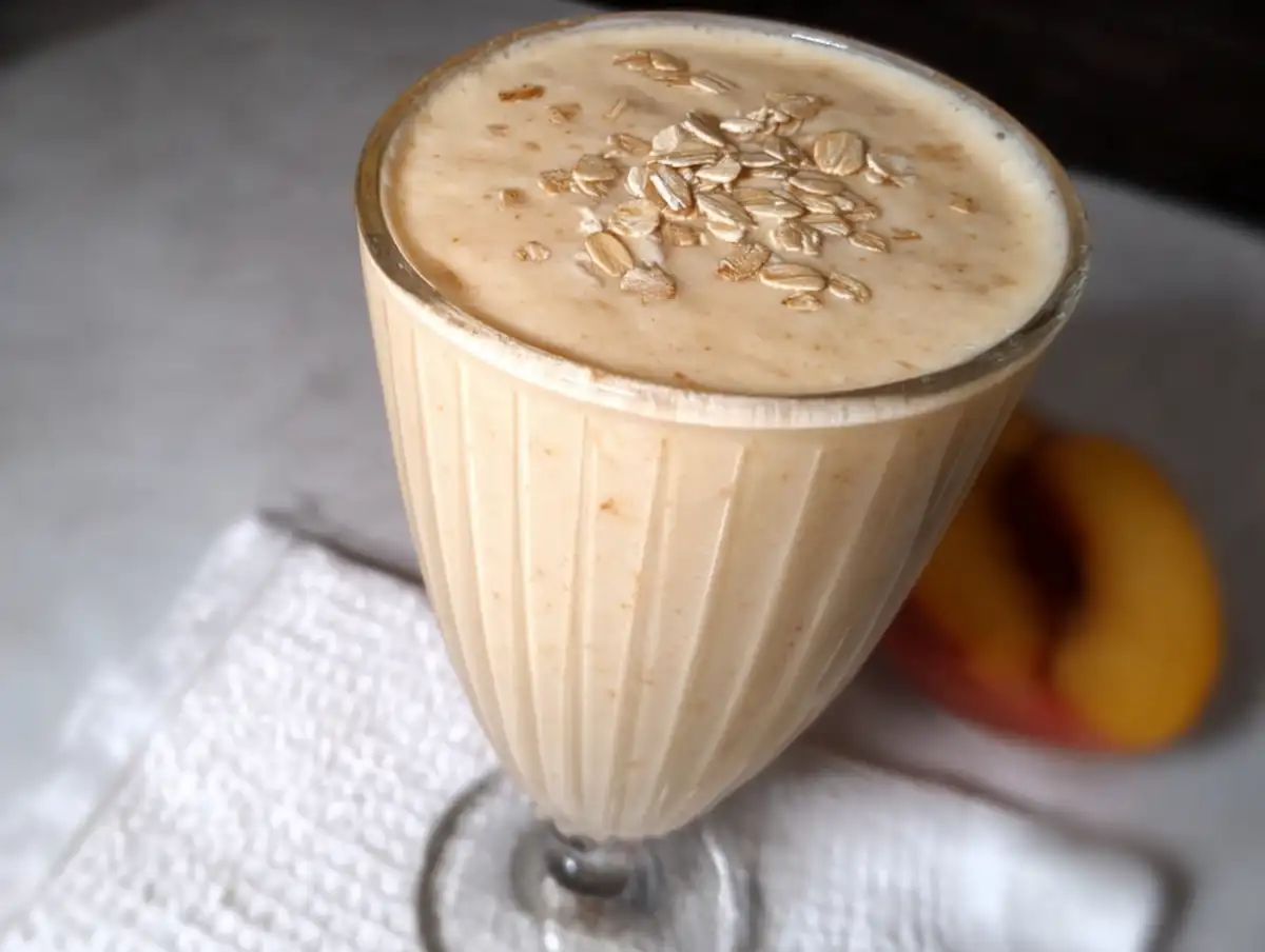 How to Make the Perfect Peach Oat Greek Yogurt Smoothie (No Banana)